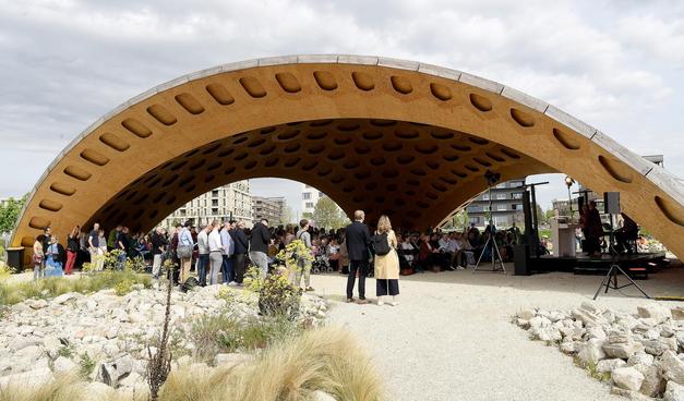 Blick auf die Besucherinnen und Besucher im Pavillon bei der  Wiedereröffnung des Klimapark-West.

Bild: Thomas Tröster