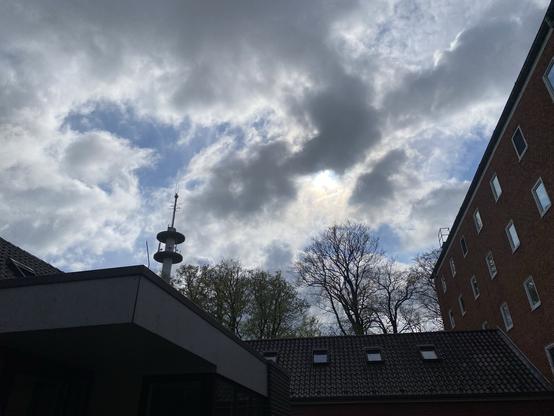 Foto der Silhouette des Archivs, darüber stark bewölkter Himmel