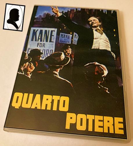 La foto ritrae la copertina del dvd "Quarto potere" con un disegno ispirato ad alcune scene del film interpretato dallo stesso Orson Welles.