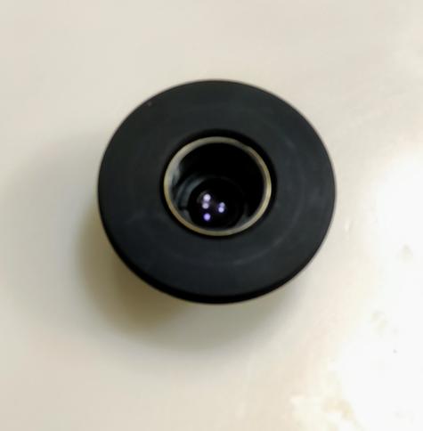 Lens with rms adapter showing a slight gap