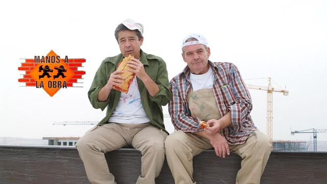 Escena de la serie Manos a la Obra en la que Manolo y Benito están almorzando bocadillos sentados en una cornisa
