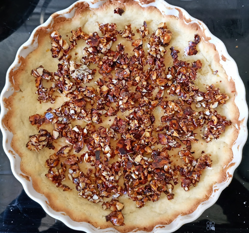 auf dem vorgebackenen Mürbeteigboden in der Tarte-Form der klein gehackte Chrunch