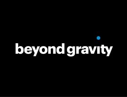 Schriftzug in weiß auf schwarzem Grund: "beyond gravity".
Der i-Punkt ist etwas nach oben versetzt und blau.
Logo: beyond gravity