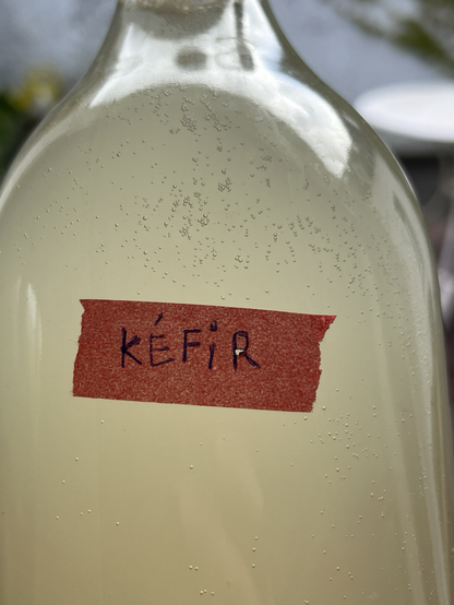 Étiquette de la bouteille de Kéfir avec bulles visibles