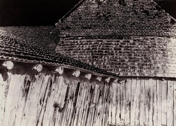 Pseudosolarisation eines Laborabzugs aus den 80er Jahren. Er zeigt einen Schuppen aus Holz und Ziegeln in einem Dorf der DDR.