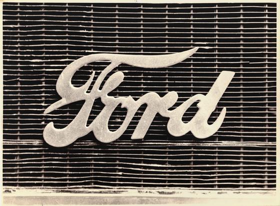 Kühlergrill eines Ford T Landaulette mit dem Ford-Schriftzug auf einem Barytprint.