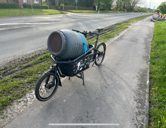 Lastenrad mit Wassertonne