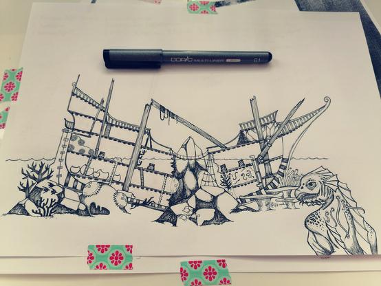 Foto einer schwarz weißen Zeichnung, die noch mit Washitape auf meine Arbeitsfläche geklebt ist. Es ist ein in der Mitte zerbrochenes Schiff im Längsschnitt dargestellt. Es isr auf einem Felsen zerbrochen und zu einer Brutstätte der Fischwesen geworden. Eines sieht man im Vordergrund wie es Betrachtende über die Schulter hinweg etwas herausfordernd angrinst. Neben dem Schiff sind Korallen und Fische.