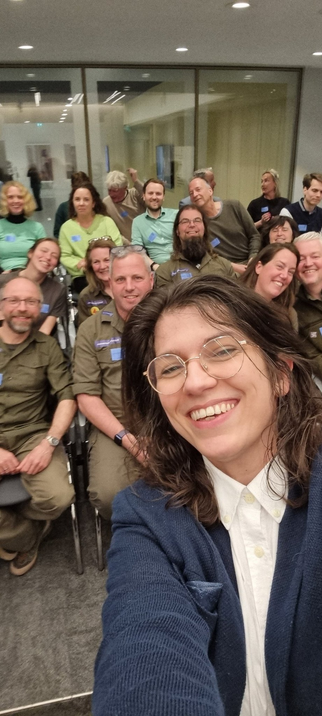 Selfie va Ines Kostic met op de achtergrond een groep #natuurbeschermers.