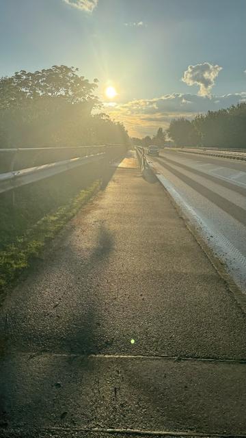 Abendsonne frontal hinter einer Brücke, und das Licht wirkt sehr diffus