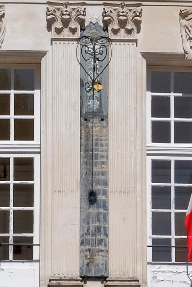 Detail de la photo précédente. La méridienne donne l'ombre sur une ligne horizontale notée « 20 avril ». Nous sommes le 19, l'ombre est pour ainsi dire sur la ligne.