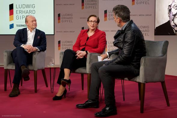 Bundesbauministerin Klara Geywitz beim Ludwig-Erhard-Gipfel 2024 während einer Podiumsdiskussion.