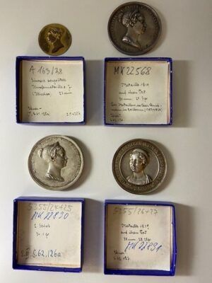 Vier Münzen mit ihren Objektzetteln