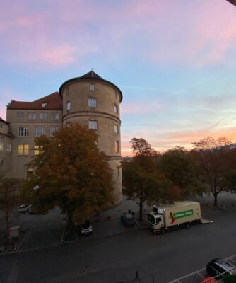 Das Alte Schloss Stuttgart bei Abenddämmerung