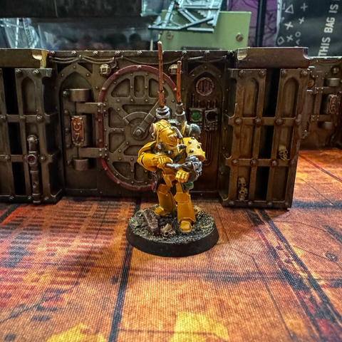 A Master of Signals interprets communications from his Praetor