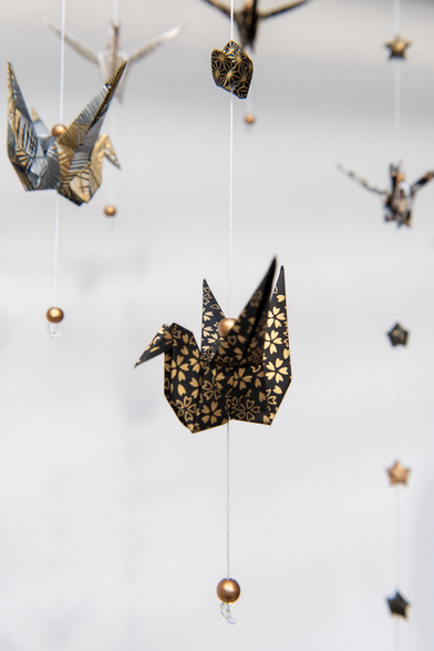 Grue noire et or en origami