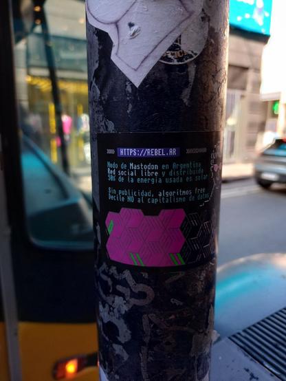 Sticker de rebel.ar pegado en una parada de colectivos