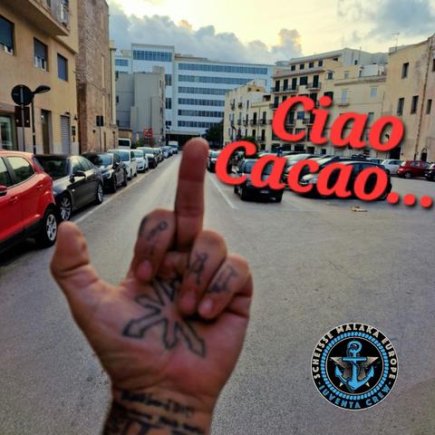Eine strasse ist zu sehen, an deren ende ein Gebäude ist. Das gericht Trapanis. In der mitte des bildes ist eine tattoowierte hand, die dem Gebäude den mittelfinger zeigt. Rechts daneben steht in roten Buchstaben ciao cacao und unten rechts ist ein kleines logo. Ein blauer anker vor einem weißen stern
