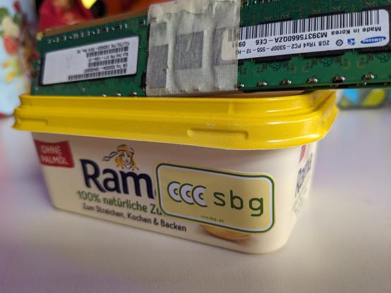 Bild von Margarine mit DDR2 RAM und cccsbg Sticker.