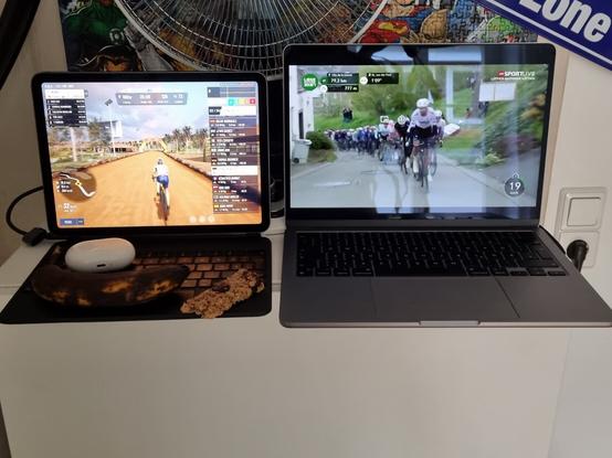 iPad auf dem MyWhoosh als Trainingsapp läuft, daneben ein Laptop mit dem TV-Bild des Radrennen Lüttich-Bastogne-Lüttich.