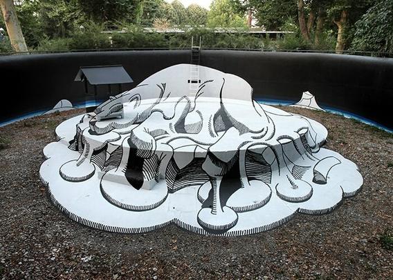 Anamorfismo realizzato da Truly Design Crew (probabilmente Ninja1 e altri) Ex Zoo di Parco Michelotti a Torino, anno 2012-13. 
Ripresa dal lato opposto è visibile un orso polare al centro della piscina sull'iceberg che si scioglie. Il terreno attorno dà l'impressione di un continente artico desertificato. Sullo sfondo, disegnato sulle pareti circolari della piscina, altri iceberg su una linea azzurra come un mare lontano.