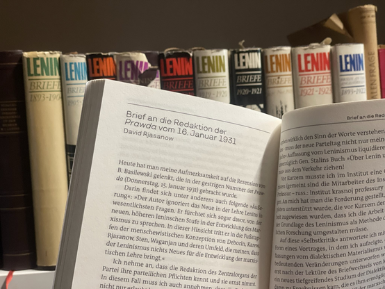 Überschrift des genannten Briefs von Rjasanow im aufgeschlagenen Buch. Im Hintergrund noch die bunten Briefbände.