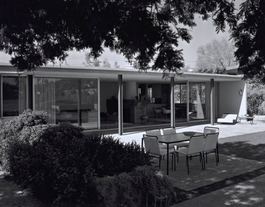 Photo noir et blanc de la Zimmerman house chef d’œuvre de l'architecture moderne détruite par un gros con d'acteur hollywoodien