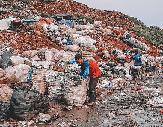 Mensch auf einer Müllhalde