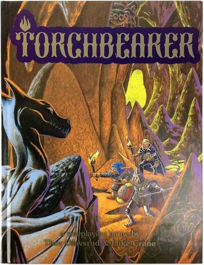 Portada de la primera edición de Torchbearer. Ilustración al estilo de la vieja escuela con unos aventureros explorando una caverna mientras una criatura draconiana los acecha tras una roca. Sí, hay una edición más reciente pero esta portada está muchísimo más guapa.