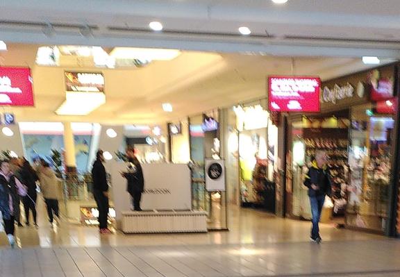 Foto der Rathaus-Gallerie Leverkusen, welches den Worldcoin - "Stand" an der Passage zeigt...