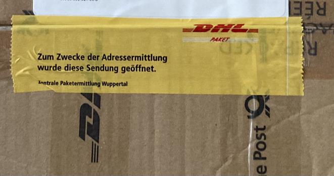 Paket mit "wurde zur Adressermittlung geöffnet" Aufkleber