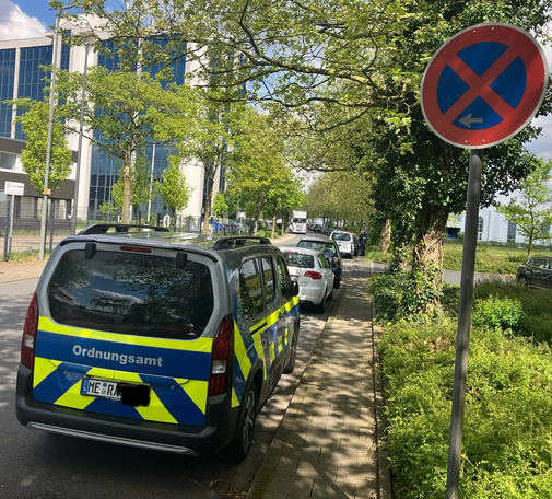 Ein Fahrzeug vom Ordnungsamt steht im Parkverbot