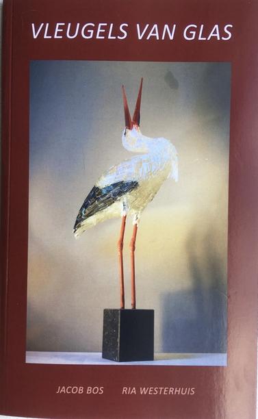 de bundel “Vleugels van Glas” van Ria Westerhuis is een ode aan glaskunstenaar Jacob Bos (1963-2023) en bevat gedichten en een beschrijving van het Gesamtkunstwerk “Skebilkops”