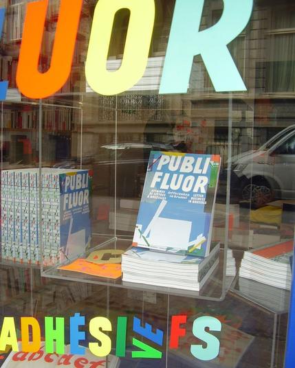 Vitrine de Brin d'Acier, largement lettrées en lettres découpées par les mains de Mme Crickx il y a plus de 25 ans!