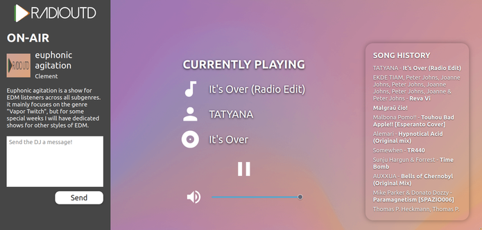 Ekrankopio de elsendretejo de Radio UTD. Videblas en la kanthistorio la menciitaj kantoj. Estas priskribo de la elsendanto, «Euphonic Agitation — Clement. Euphonic agitation is a show for EDM listeners across all subgenres. it mainly focuses on the genre “Vapor Twitch,” but for some special weeks I will have dedicated shows for other styles of EDM.»