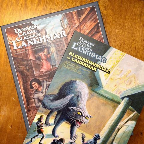 Die heiß ersehnte Druckausgabe des DCC-Abenteuers »Kleinkriminelle in Lankhmar« mit fauchender Katze auf der mächtigen Lankhmar-Box!