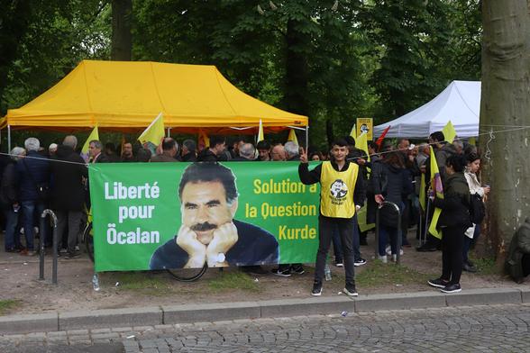 Concentració demanant la llibertat per a Öcalan, amb cartell en francès i un retrat seu