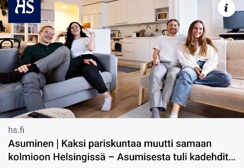 Kuvassa 4 iloista hymynaamaa poseeraa sohvilla istuen. Otsikko: " Kaksi pariskuntaa muutti samaan kolmioon Helsingissä - Asumisesta tuli kadehdittavan..." (otsikko loppuu kesken)
