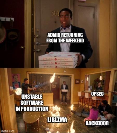 Ein Mensch, beschriftet mit "Admin returning from the weekend", betritt eine Wohnung. In dieser brennt es - ein Mensch (beschriftet mit "Unstable software in production") hat einen Flammenwerfer in der Hand, zwei Menschen knien am Boden (beschriftet mit "Backdoof"), eine weitere Person (beschriftet mit "Opsec") versteckt sich hinter Möbeln und der brennende Boden ist mit "liblzma" beschriftet.