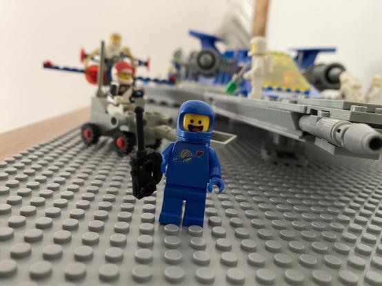 Eine Lego-Szene: Benny vor dem modernen Galaxy Explorer