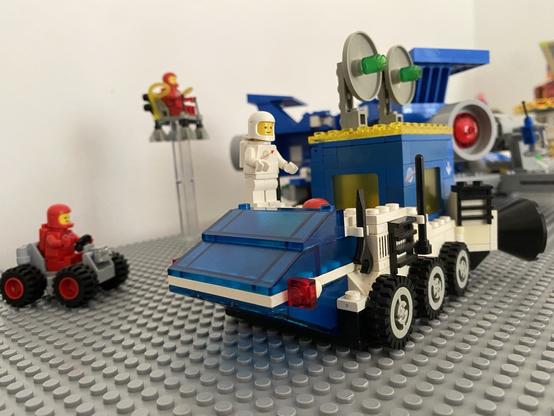 Eine Lego-Szene: Ein klassisches Modell aus den 1980er Jahren (all Terrain Vehicle)