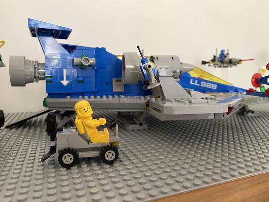 Eine Lego-Szene: der moderne Galaxy Explorer von der Seite.