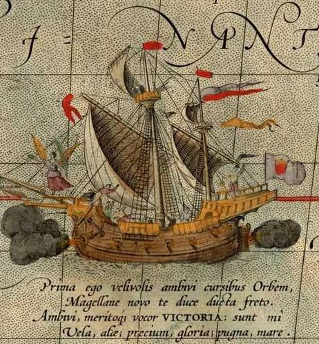 Wycinek z mapy Maris Pacifici Abrahama Orteliusa z 1589 roku, przedstawiający galeon pod żaglami z podpisem "Prima ego velivolis ambivi cursibus Orbem, Magallane novo te duce ducta freto. Ambivi, meritoque vocor Victoria: sunt mi Vela, alae; precium, gloria; pugna, mare."