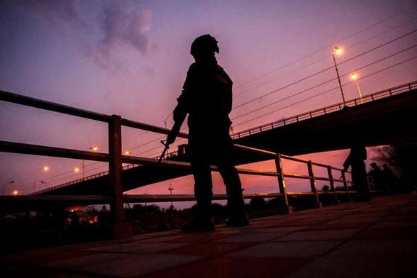 FILE PHOTO: Military personnel stand guard as hundreds of refugees crossed over the river frontier between Myanmar and Thailand on Friday, following the fall of a strategic border town to rebels fighting Myanmar's military junta, in Mae Sot, Tak province, Thailand, April 13, 2024. REUTERS/Athit Perawongmetha/File Photo
© Thomson Reuters