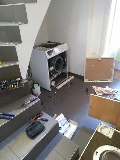 ziemliches Chaos beim Auseinanderbauen der Waschmaschine