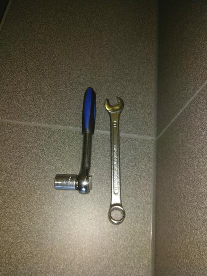 Ein Maulschlüssel und eine Ratsche - mehr Werkzeug habe ich nicht gebraucht (ok noch ein zweiten Maulschlüssel um den Hebel zu vergrößern und ein Torx Bit - aber das war es auch schon)