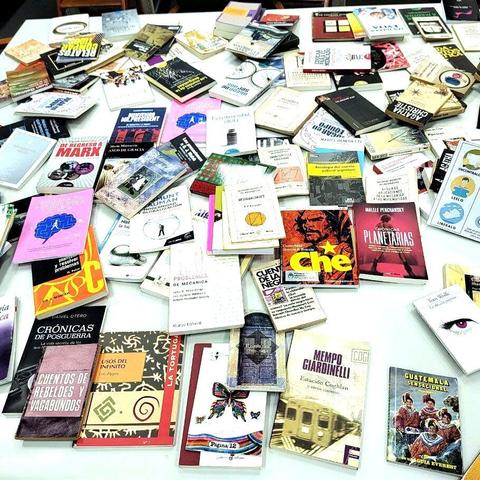 Mesa llena de libros.
-
Table full of books.