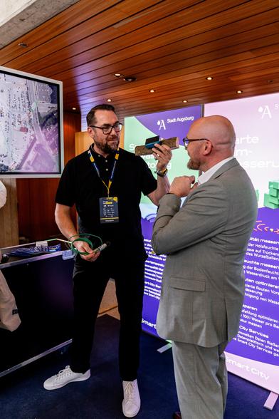 Bayerns Digitalminister Fabian Mehring im Gespräch mit Horst Thieme.