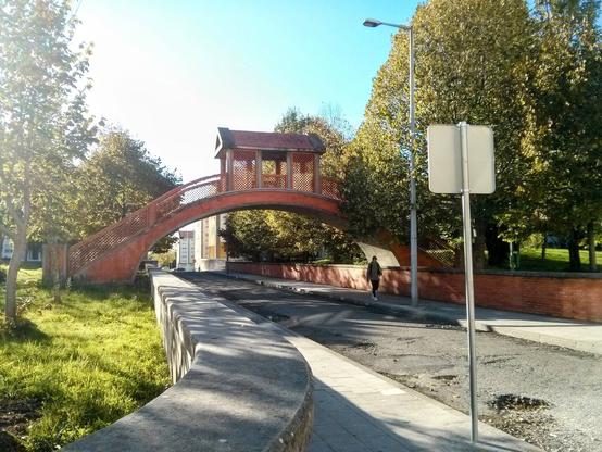 Puente que pasa por encima de la carretera