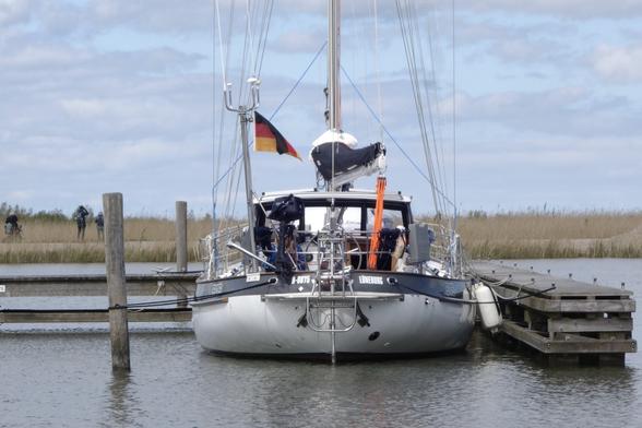 Heckansicht unseres Bootes, angelegt im Hagen des Marker Wadden. Im Hintergrund Wiesen.